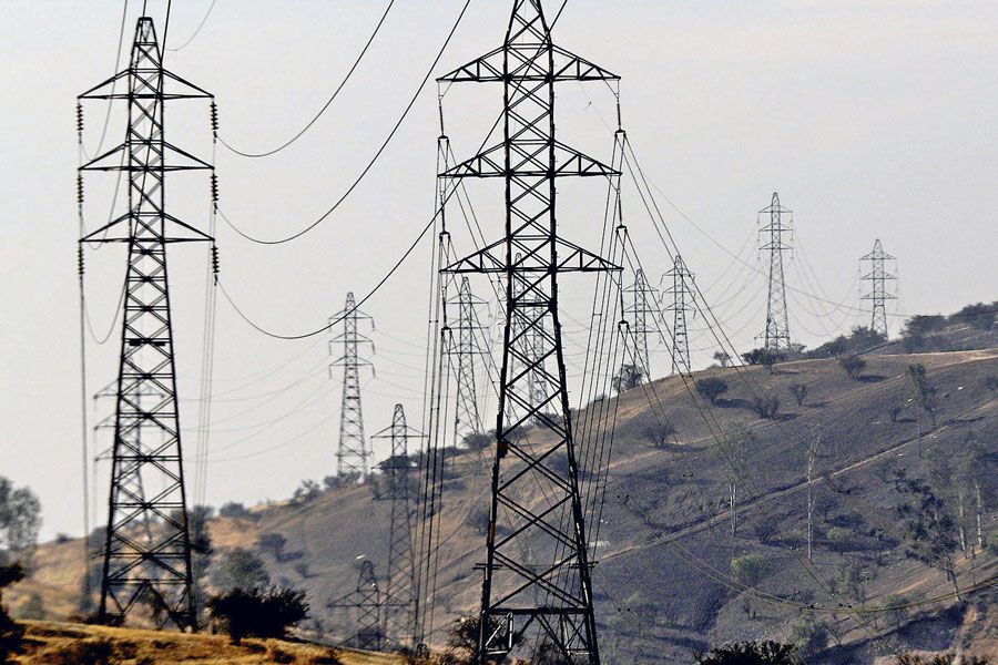 Torres de transmisión eléctrica en paisaje rural chileno
