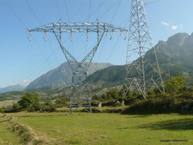Torres de transmisión eléctrica atravesando zonas rurales y naturales en Chile
