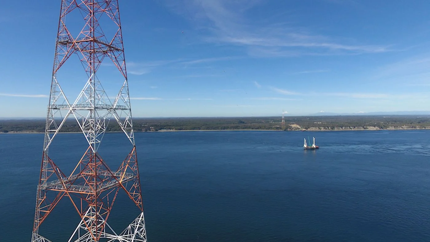 Torres eléctricas y paisaje rural en Chiloé, Región de Los Lagos