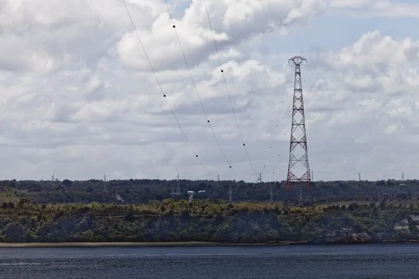 Torres eléctricas sobre el canal de Chacao, proyecto de transmisión eléctrica en Chiloé