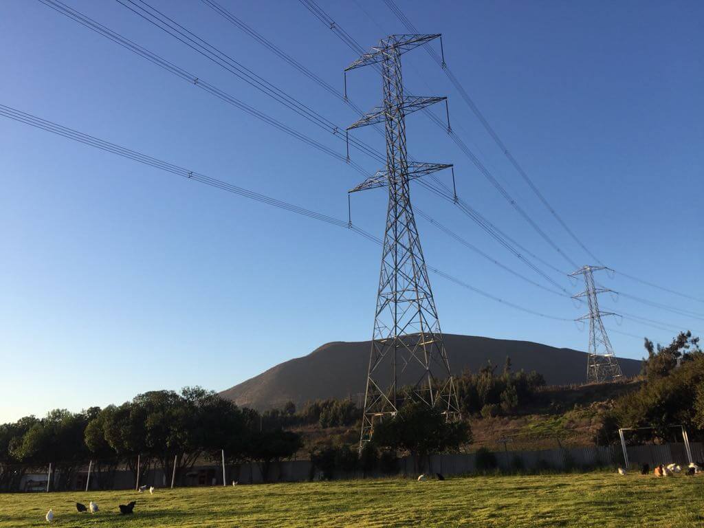Torres de transmisión eléctrica atravesando zonas rurales y naturales en Chile