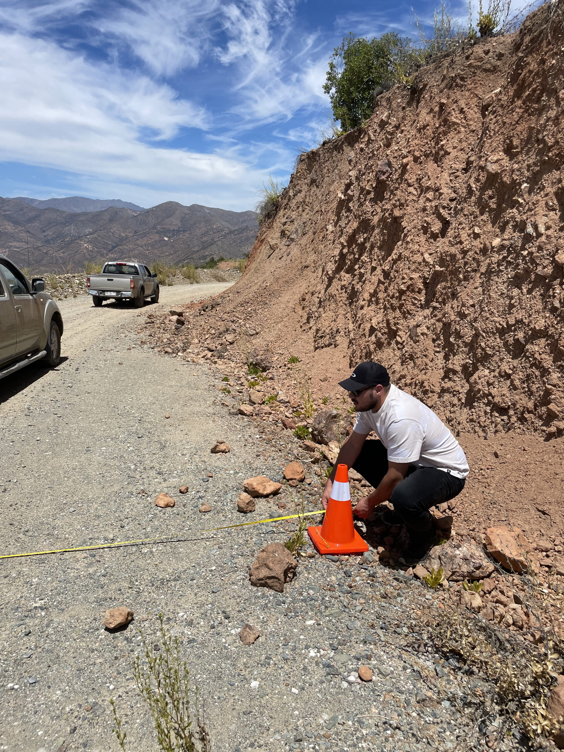 Profesional midiendo área de servidumbre en terreno con cinta métrica