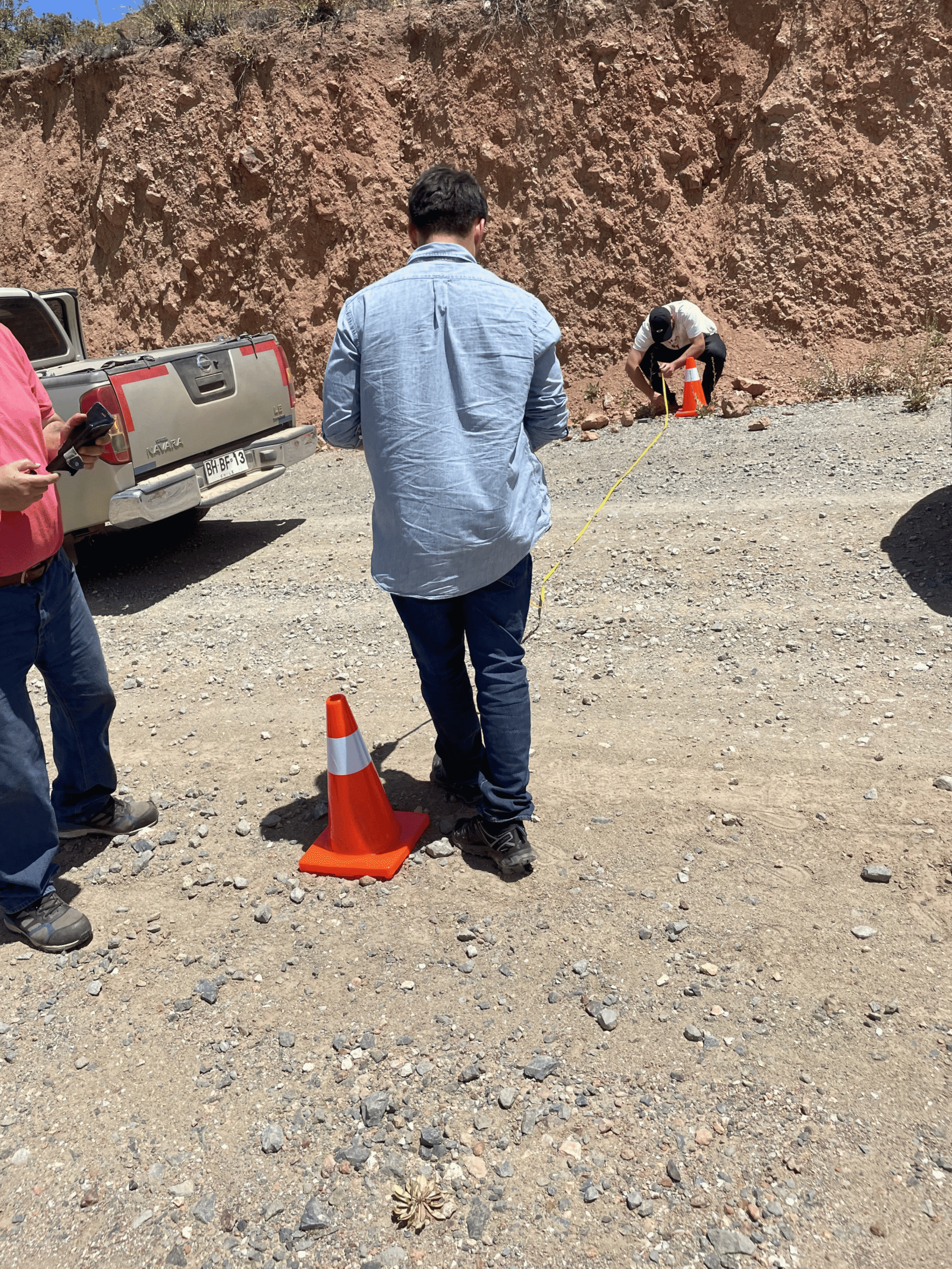 Equipo San Román Abogados realizando inspección técnica en terreno