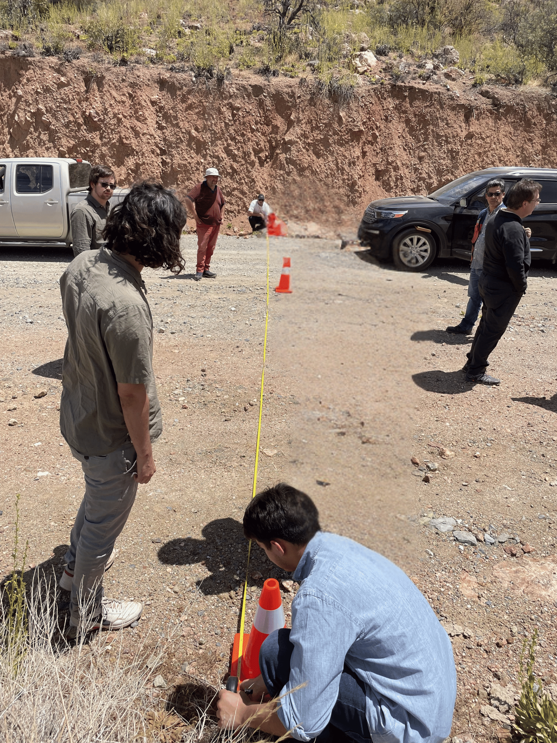 Equipo multidisciplinario San Román Abogados en inspección de terreno