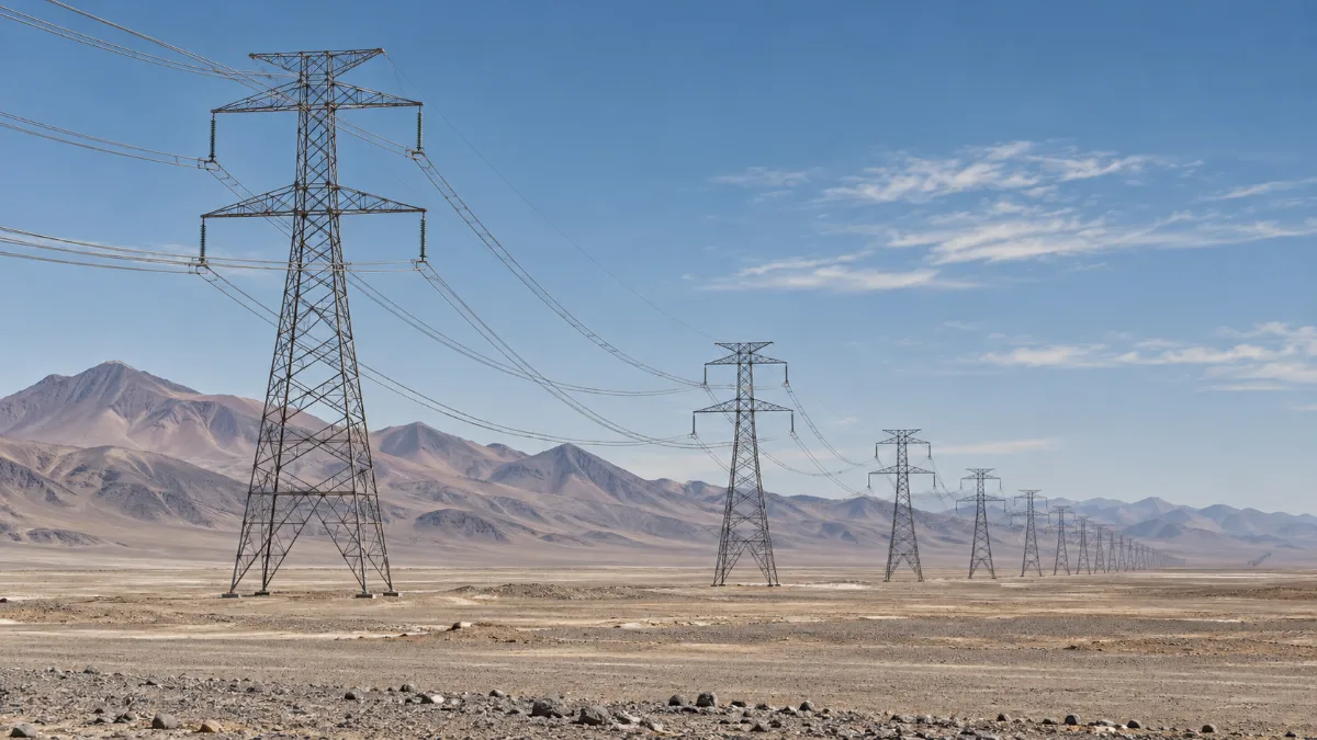 Trazado HVDC Kimal–Lo Aguirre con torres de transmisión en el desierto y zona central
