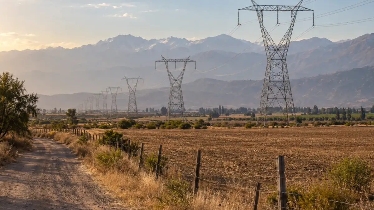 Torres de alta tensión en un predio rural chileno: concesión eléctrica y evaluación ambiental en carriles separados